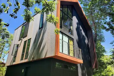 Image de This deluxe modern new 3-story home with central Ac offers the best of Bozeman!