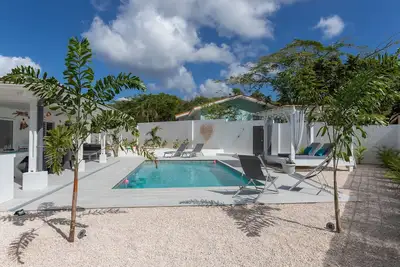 Image de Cozy Holiday Home with private pool, outdoor kitchen and large private garden.
