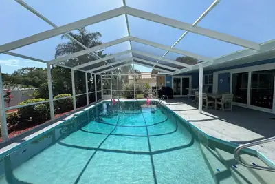 Image de Little bit of heaven, 3br 2ba heated pool, gorgeous yard & <10 min to the beach!