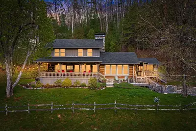 Image de Chestnut House: private luxury log cabin with mountain views, trout stream, WiFi