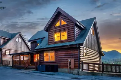 Image de Indoor & Outdoor pools! 3 King Suites! Private HotTub, MiniGolf, Games, & Views!