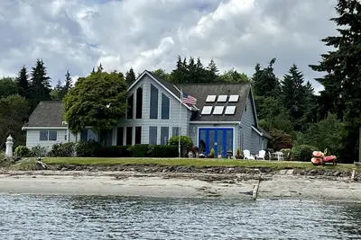 Image de Beachfront Home With Sweeping Views of Water and Mount Baker