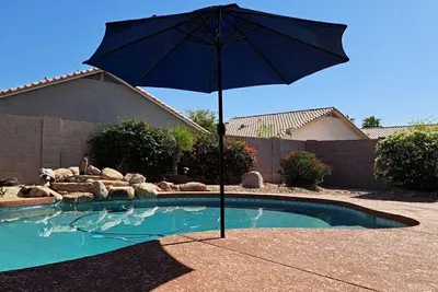 Image de 20 min drive to State Farm Stadium. Chill &grill in Goodyear! Poolside fun/3br/3ba