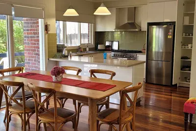 Image de Custom designed spacious luxury home with modern amenities in Kew, 7km to city.