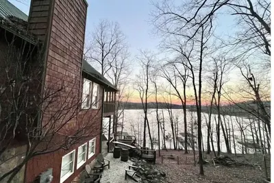 Image de Amazing Lake  / Mountain Setting