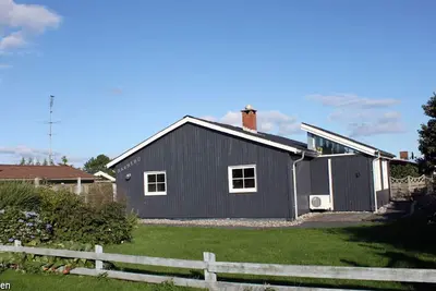 Image de Harmoniously renovated vacation home near the beach with a view of the water