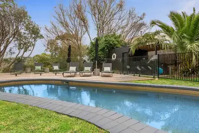 Image de Endless Summer Pool, Court close to the bay beach