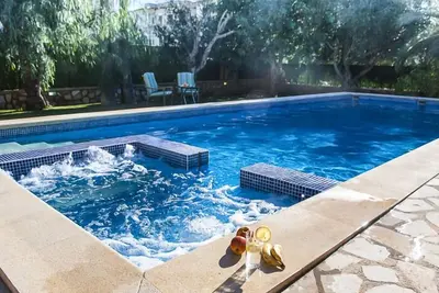 confortable chalet, piscine, jardin, système de musique central