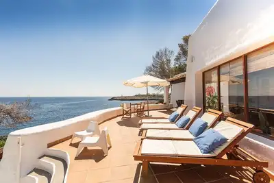 Image de Charmante villa avec piscine pour 8 personnes, grand jardin, dans la première ligne à la mer
