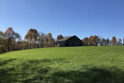 Image de Charming farmhouse-60 acres w/ trails firepits creek close to Dolly and Canaan