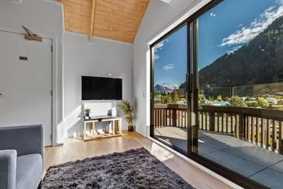 Central Queenstown Apt 27a with Gym, walk to town