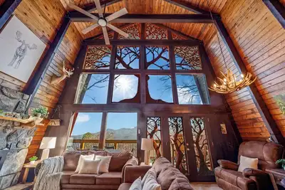 Stunning view, location & Cabin amenities- 2. 3 mi to Gatlinburg