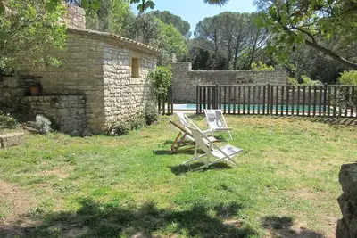 Image de A farmhouse between ruins and scrubland