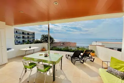 Image de Appartement à Roses près de la plage avec vue sur la mer.