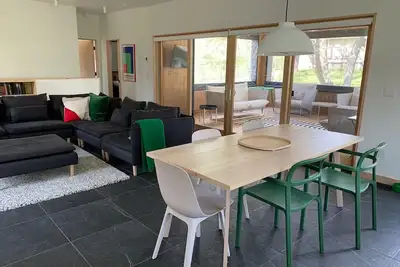 Image de Summer fun in a modern home near the lake, restaurants, and exciting activities!