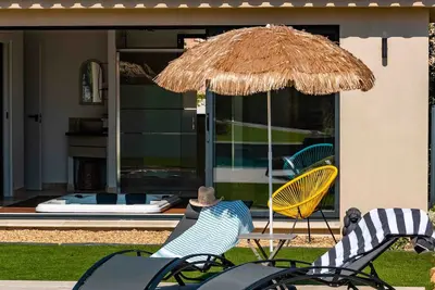 Image de Appt Le Mimosa avec terrasse privative en rez-de-jardin, à deux pas du village.