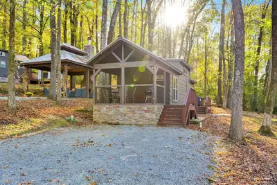 Image de Eliza Cabin | Nature Nested Tiny Cabin w/ Hot Tub