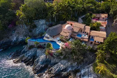 Image de Staffed Oceanfront Estate: Giant Infinity Pool + Views