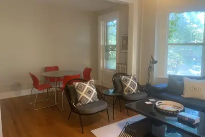 Image de Lovely sophisticated renovated 2 Br