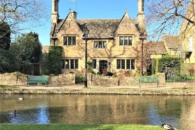 Image de Iconic  Luxury Detached Period House on the River Bank with parking.