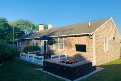 Image de . 5 mile Walk to Edgartown Center. Inside the triangle. 3 mi to South Beach.