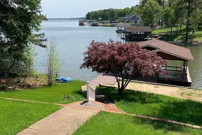 Image de Lakeside Log Cabin - Sleeps 12, Boathouse, Sandy Beach, Lush Yard