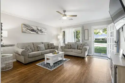 Image de 1940s Stunning Midtown Remodel | Expo / Tu 1 Mile