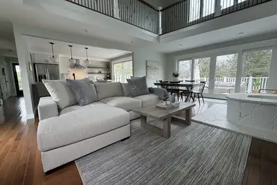 Image de Bright Beach Cottage, renovated 3 bedroom, large private sunny deck! !