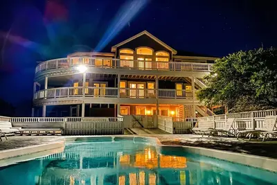 Image de Oceanfront Estate | 14br | Private Pool & Hot Tub | Sleeps 30