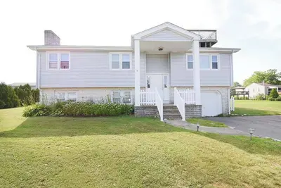 Image de 4 Bedroom Summer Home with a View!