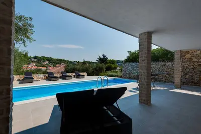 Stone villa for 10 people with pool and sea view