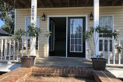 Image de Thunderbolt Yacht Crew House With Coastal Style!