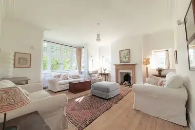 Image de Maison de campagne édouardienne traditionnelle avec une touche contemporaine