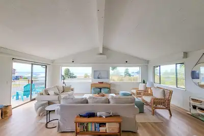 Image de Whidbey Beachfront I Hot Tub I Dogs Ok