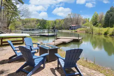 Image de Lake Nottely 4 bdrm cabin, game rm, sauna, mtn & lake views, dock, Ev charger.