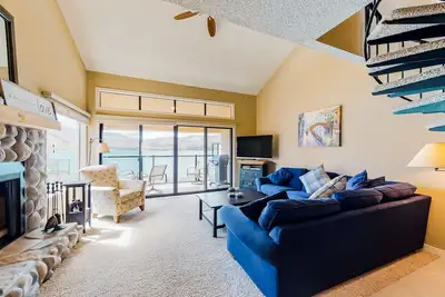 Image de Lakefront Condo + Loft w/Private Buoy, Shared Pool & Hot Tub and High-Speed WiFi