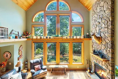 Image de Kim's Cove: Free Attraction Tickets, Hot Tub, Pool Table, Foosball, Arcade & 10 Minutes To Pf