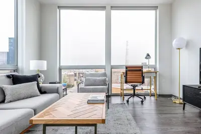 Image de Charming Logan Square 2br w/ Gym, Roof Deck, 1 block to L, by Blueground