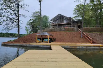 Image de Welcome to Paradise: Stunning Lakefront Home on Lake Martin!