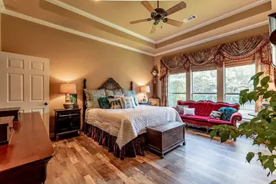 Image de Beautiful home, 3 wooded acres, sleeps 16