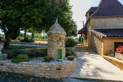 Image de Maison périgourdine avec piscine chauffée, jardin et équipements enfants, proche du Bugue