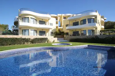 Image de Perfectly located 2 bed apt, air con