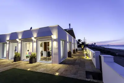 Image de Luxury 3 bedroom modern villa directly on beach