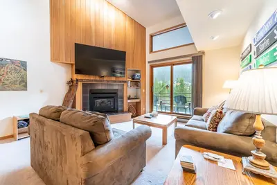 Image de Spacious Mountain Retreat with Private Balcony Offering Slope and River Views