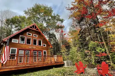 Image de The Maine Mountain House -Cozy cabin w/ hot tub & fire pit, walk to ski/bike lift