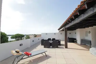 Image de Triplex 145 m² + Solarium 82 m² vue sur le lac des oiseaux proche plages/Marina