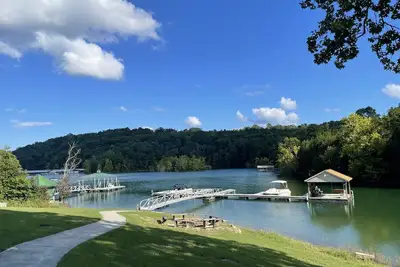 Image de Lakefront Cabin : Boat Slip : Dock : Kayaks : Families : Internet