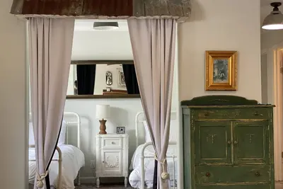 Image de Sleep on Tempurpedic and walk to great food, home with fully fenced yard.