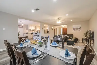 Image de Sw Retreat | Sleeps 9 | King Bed | Pet-Friendly | High-Speed WiFi