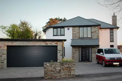Image de 5* Newly Built Contemporary Coastal Retreat with Hot Tub, Close to Beaches & Pub